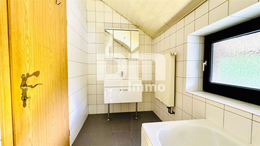 Großzügiges Einfamilienhaus mit viel Platz, riesigem Gartenareal und viel Potenzial - OG / DG Bad / Wanne